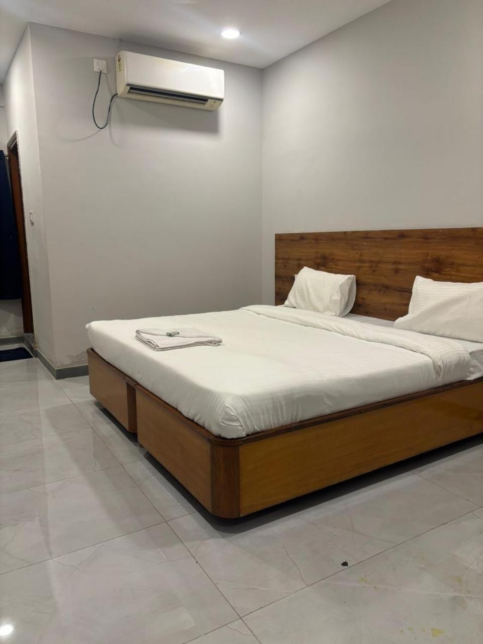 V Paradise Hotel - Varanasi — Photos 2